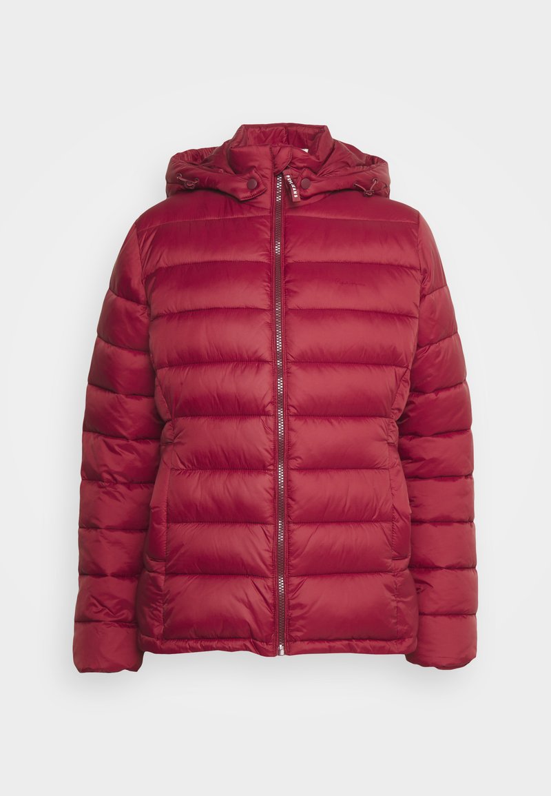 Chaqueta acolchada roja con capucha, cremallera frontal y bolsillos laterales, exhibida sobre un fondo blanco.