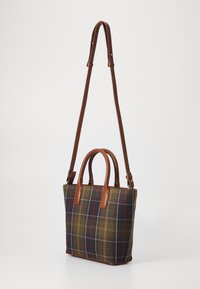 Τσάντα tote από καρό ύφασμα με καφέ δερμάτινες λαβές και ρυθμιζόμενο λουράκι ώμου. Περιέχει μείγμα πράσινου, κίτρινου, κόκκινου και λευκού χρώματος.