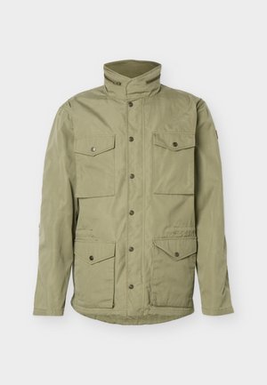 Ανοιχτό πράσινο casual μπουφάν με ψηλό γιακά, κουμπωτό μπροστινό μέρος και τέσσερις μεγάλες τσέπες με καλύμματα και κουμπιά.