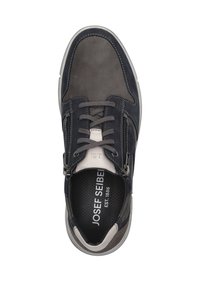 Tmavě modré a šedé semišové tenisky s texturovaným svrškem, šněrováním, dvěma bočními zipy a polstrovanou stélkou s logem.