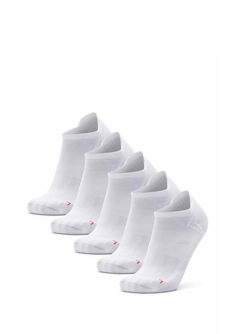 Calcetines blancos hasta el tobillo, hechos de un material suave y transpirable, con un puño acanalado y un acento de logo rojo en la puntera. Se exhiben seis pares.