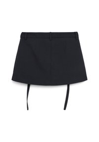 Mini gonna nera con un design sartoriale, caratterizzata da una texture liscia, due tasche frontali e lacci regolabili sul retro.