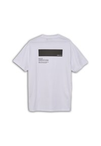 Bílý bavlněný tričko s černým potiskem a obdélníkovou grafikou na zádech. Standardní kulatý výstřih a krátké rukávy.