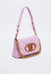 Gequiltete pinke Lederhandtasche mit goldenem Logo und Kettenriemen. Besitzt eine rechteckige Form und eine strukturierte Oberfläche.