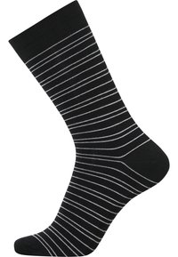 Sort sok med tynde hvide striber, ribbet rib og glat tekstur. Har en let forstærket tå og hæl.