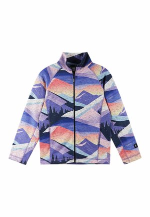 Fleece-Jacke mit einem geometrischen Bergmuster in Lila, Blau und Pink, einem Stehkragen und einem Reißverschluss vorne. Die oberen Ärmel sind einfarbig blau.