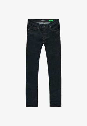 Donkerblauwe denim jeans met een slim fit. Beschikt over vijf zakken, metalen hardware en contrasterende stiksels. De stof heeft een gladde textuur.
