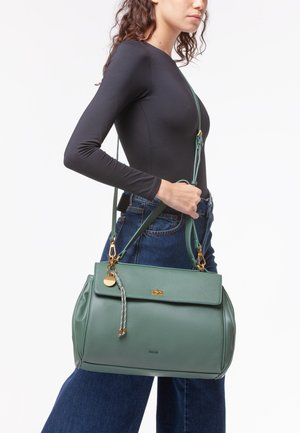 Groene leren handtas met een gestructureerde silhouet, afneembare schouderband en gouden hardware accenten. Voorzien van een gevlochten handvat en een gladde textuur.