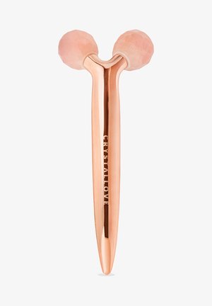 Rozenkwarts gezichtsroller met twee facetten van roze stenen bollen op een gepolijste roségouden handgreep. Gegraveerd met "CRYSTALLOVE" op de handgreep.