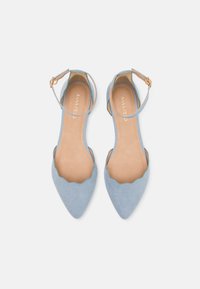 Šviesiai mėlynos suede balerinos bateliai su špiciniu nosimi, banguotais kraštais, reguliuojama kulkšnies juosta ir šviesiai rudos spalvos vidpadžiu. Minimalistinio ir elegantiško dizaino.
