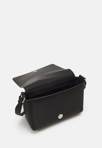 Tommy Jeans CITY BOLD FLAP CROSSOVER - Taška s příčným popruhem - black