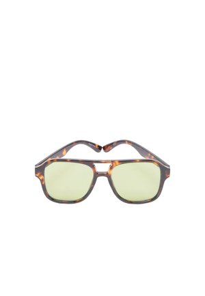 Prostokątne okulary przeciwsłoneczne z oprawką w kolorze żółwia i jasnzielonymi szkłami, z mostkiem typu keyhole i grubymi zausznikami.