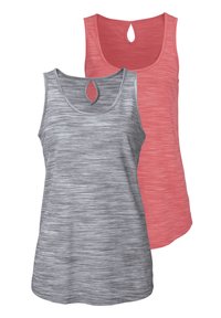 Zwei Tanktops: eines in Grau mit einer melierten Textur und einem R�ückenausschnitt, das andere in Koralle mit einem ähnlichen Design. Beide haben eine lockere Passform.