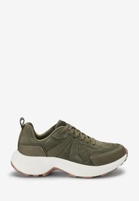 Sneakers verde oliva con texture in camoscio, dotati di una suola intermedia bianca e suola in gomma. Progettati con lacci e un pratico pull tab sul tallone.