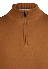 Brončani pulover s visokim ovratnikom, polu-zip zatvaranjem, rebrastom teksturom i jednoličnom bojom. Mekani pleteni materijal s minimalnim detaljima.