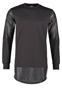 Maglietta nera a maniche lunghe con corpo in cotone e maniche in pelle sintetica, con orlo arrotondato e texture liscia.
