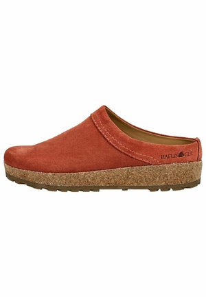 Klapki na platformie zamszowe w kolorze rdzy z korkową podeszwą i gumowym bieżnikiem, z logo marki Haflinger po stronie pięty.