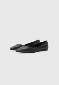 Sorte skinnballettsko med spiss tå, flat såle og minimalistisk design. Glatt tekstur, ingen synlige mønstre eller metallkomponenter.