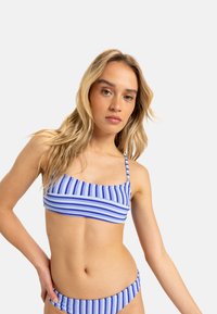 Blauwe en witte gestreepte bikini met een bandeau-top met verstelbare bandjes en bijpassende lage broekjes. Soepele stoftextuur.