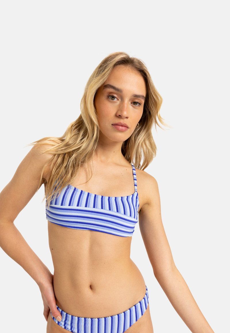 Blauwe en witte gestreepte bikini met een bandeau-top met verstelbare bandjes en bijpassende lage broekjes. Soepele stoftextuur.