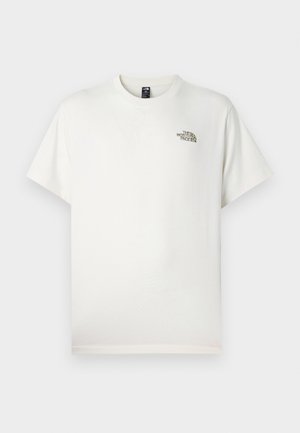 Λευκό βαμβακερό μπλουζάκι με κοντά μανίκια, στρογγυλή λαιμόκοψη και μικρό, τυπωμένο λογότυπο στο αριστερό στήθος. Ομαλή υφή, άνετη εφαρμογή.