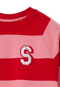 Sudadera a rayas rojas y rosas con cuello redondo y logotipo bordado de la 'S' en plateado en el frontal. Material de algodón con una textura suave.