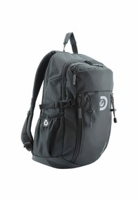 Mochila negra de tela con correas acolchadas, múltiples compartimentos con cremallera, bolsillo lateral y detalles ajustables con hebilla.