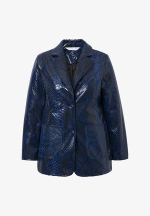 Blazer en simili cuir à motif serpent bleu marine avec finition brillante, col à revers, deux poches avant et silhouette cintrée.