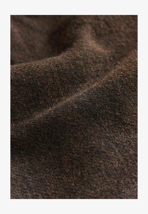 Tissu texturé marron foncé avec des variations de couleur subtiles, présentant une apparence douce et tissée ainsi qu'une finition mate.