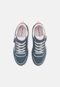 Mørkeblå stoff sneakers med lyserøde detaljer, som har grå snørebånd, glidelås på siden og hvit såledetalj.