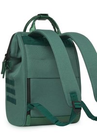 Grüner Rucksack mit zwei Schulterträgern, Oberhandgriff, strukturiertem Material, klarer Form, vorderem Reißverschlussfach und horizontalen Riemen an der Seite.