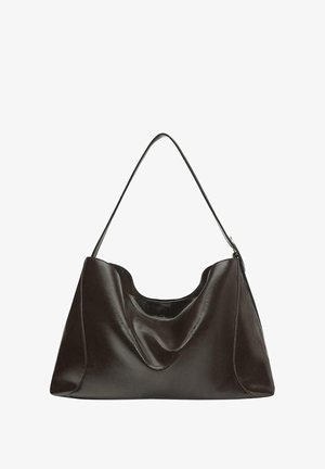 Grote donkerbruine leren tas met een gladde textuur, slouchy vorm en een enkele schouderband. Heeft een gebogen bovenopening.