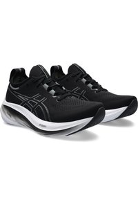 Des chaussures de sport noires avec une tige en maille respirante, un design épuré, des accents réfléchissants et une semelle rembourrée avec des éléments blancs.