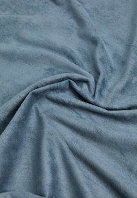 Puha kék poláranyag, sima, enyhén texturált felülettel, finom redőkkel és gyűrődések näyttel.