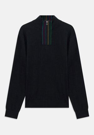 Suéter negro de manga larga con medio cierre en el collar, que presenta rayas verticales multicolores en la tapeta y en el interior del collar.