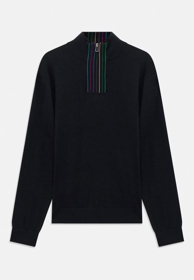 Pullover preto de mangas longas com gola com meio fecho, apresentando riscas verticais multicoloridas na pala e no interior da gola.