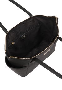 Intérieur d'un sac à main en cuir noir avec une poche zippée et des accessoires en or. Texture lisse avec un revêtement intérieur noir avec logo et des sangles ajustables.