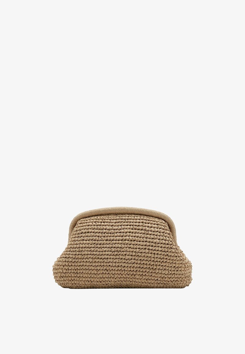 Petit sac pochette en tissu beige tissé avec un dessus arrondi et des bords structurés sur fond blanc.