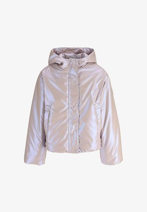 Jasnofioletowa błyszcząca kurtka puchowa z kapturem, zapinana z przodu na napy, z długimi rękawami i kieszeniami w szwach bocznych, prezentowana na białym tle.