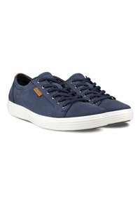Navyblaue Leder-Sneaker mit runder Zehenpartie, weißer Gummisohle und Schnürdesign. Brauner Lederakzent mit Logo an der Seite.