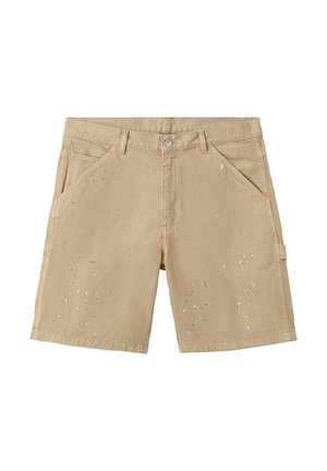 Pantalones cortos beige hasta la rodilla con trabillas para cinturón, bolsillos delanteros y laterales, cierre de botón y detalles de salpicaduras de pintura.