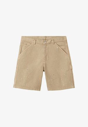 Beige knielange short met riemlussen, voor- en zijzakken, knoopsluiting en verfsplatterdetails.