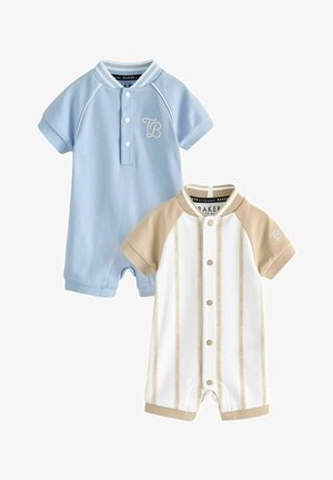 Du suvynioti trumpomis rankovėmis kūdikių kombinezonai, vienas vienspalvis šviesiai mėlynas su sagomis, kitas baltas su smėlio spalvos dryžuotais rankovėmis ir sagų uždarymu.