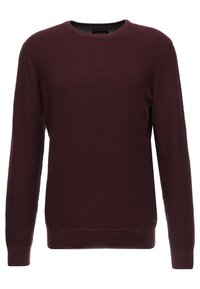 Pull pour homme à manches longues et col rond, de couleur bordeaux foncé avec un motif en maille texturée et des poignets et un ourlet côtelés.