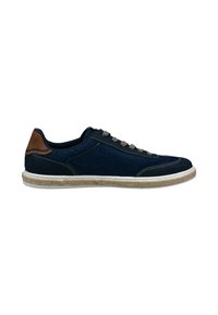 Zapatillas deportivas azul marino con parte superior de denim, detalle de cuero marrón en el talón, ojales grises, entresuela blanca y detalle de yute tejido alrededor de la suela.