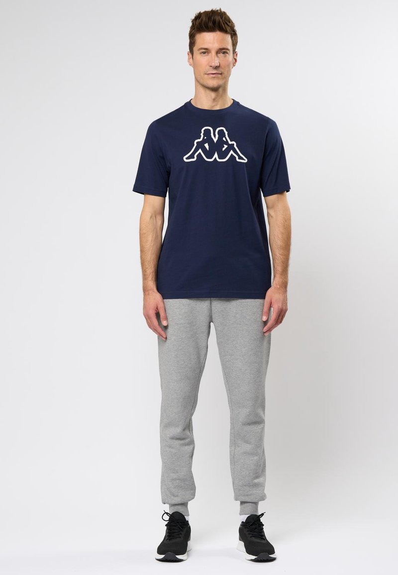 Kappa Basic Cromen – Maglietta Uomo In Cotone, Girocollo, Maniche Corte, Stile Retrò, Logo Sul Petto, Vestibilità Regolare