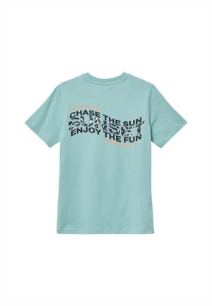 Lichtblauwe katoenen T-shirt met korte mouwen, met zwart en oranje tekst in een gebogen ontwerp: "JAAG DE ZON ACHTERNA, ZONSONDERGANG, GENIET VAN HET PLEZIER."