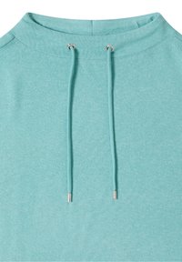 Cuello de sudadera con capucha azul claro con cordones que presentan puntas metálicas plateadas y ojales reforzados.