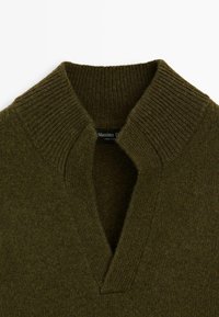Donkergroene wol sweater met een geribde kraag en V-vormige uitsnijding, met een "Massimo D" label aan de binnenkant.