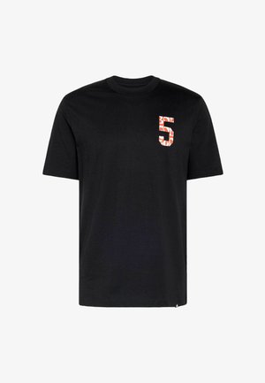 Zwart T-shirt met korte mouwen en een rood-witte patroon van het cijfer 5 op de linker bovenborst.